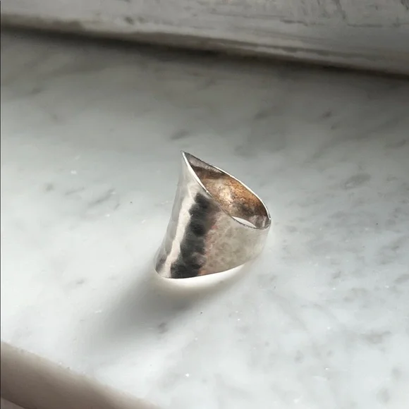 Elegant Silver Hammered Ring size 8 - Picture 4 of 5